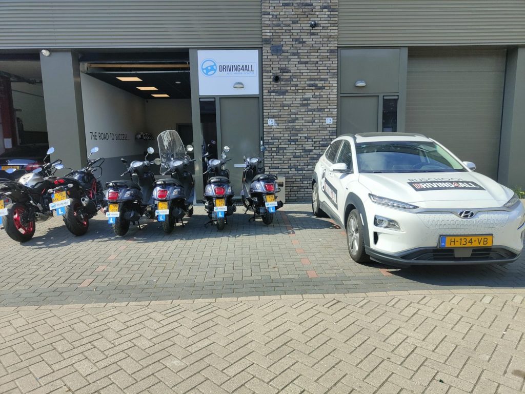 Beste rijschool in Den haag voor je auto, Motor en scooter.