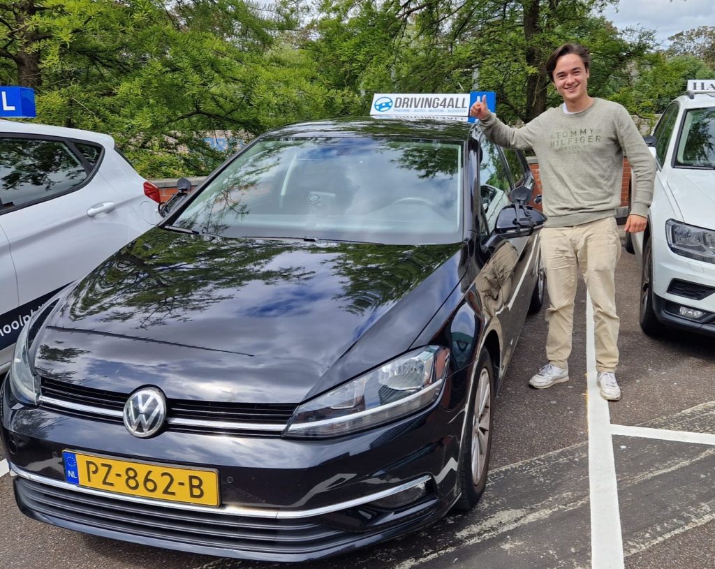 Rijles in Den Haag met leerling en instructeur van Driving4All
