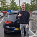leerling duim omhoog geslaagd auto rijbewijs delft