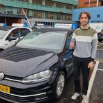 Studeren aan de Technische Universiteit Delft is intensief. Tussen colleges, projecten en tentamens door lijkt het halen van je rijbewijs misschien iets voor “later”. Toch kiezen steeds meer studenten ervoor om juist tijdens hun studie te starten met rijlessen. Waarom? Omdat het slimmer, flexibeler én vaak sneller kan dan je denkt. In deze blog leggen we uit waarom rijlessen perfect te combineren zijn met je studie én hoe jij als student in Delft snel je rijbewijs haalt bij Driving4All.