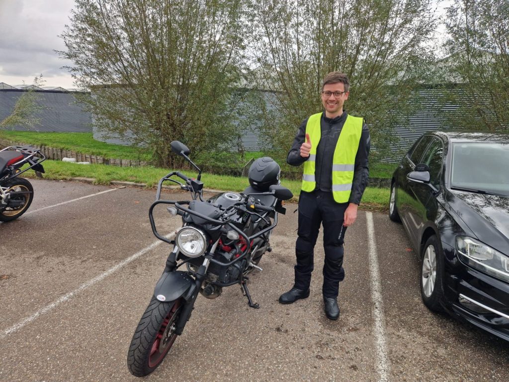 Motorrijles in Delft met instructeur en leerling van Driving4All
