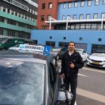 Rijles in Den Haag met leerling en instructeur van Driving4All