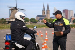 Lees meer over het artikel Motorrijles bij Rijschool Driving4all – De motorrijschool in regio Delft, Den Haag en omstreken