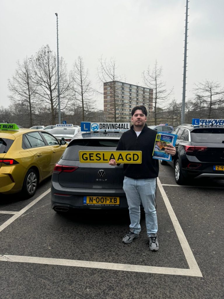 Geslaagde leerling na rijles in Delft